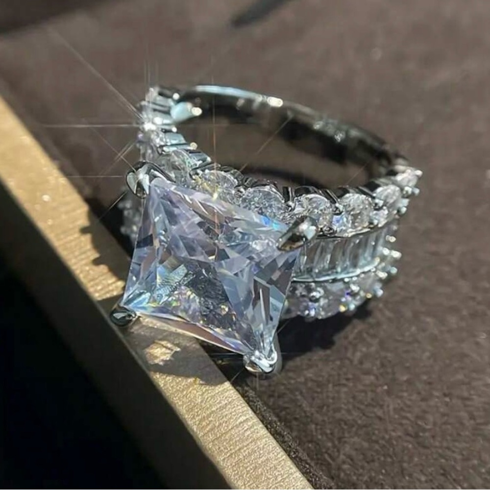 Elegant Promise Ring sz 7/8